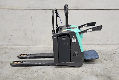 Mitsubishi PBV20N3 elektrische meerijpalletwagen 2 ton, met opklapbaar staplateau en zijbeugels